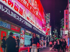 Momen Nia Ramadhani Cicip Kue hingga Makan Bareng Geng Cendol