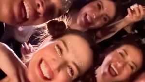 Foto Nia Ramadhani Rayakan Ultah di Festival Musik Bangkok, 34 Tahun Rasa ABG