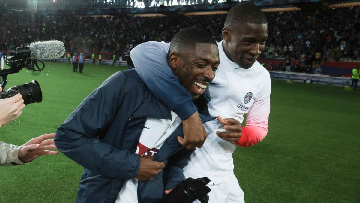 Ousmane Dembele usai mengantar PSG lolos ke semifinal Liga Champions dengan menyingkirkan Barcelona (Foto: Getty Images/Jean Catuffe)