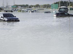 Penampakan Mobil-mobil Terendam Banjir Dahsyat di Dubai Penampakan Mobil-mobil Terendam Banjir Dahsyat di Dubai