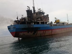 Kapal Bendera Tanzania Terbakar di Perbatasan Singapura-Indonesia, Hanyut ke Bintan