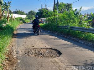 Hati-hati! Ada Lubang Besar di Jalan Cimincrang Gedebage Bandung