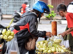 Cuan Penjual Janur yang Dagangannya Laris Manis Saat Lebaran Ketupat Cuan Penjual Janur yang Dagangannya Laris Manis Saat Lebaran Ketupat