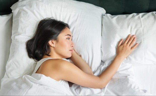 Perempuan tidur dengan posisi miring