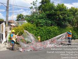 Balon Udara Bikin Masalah, Kini Nyangkut Tiang Listrik di Gunungkidul