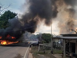 Pikap Terguling Hanguskan 1 Truk-2 Rumah Ternyata Angkut BBM Ilegal, Sopir Kabur