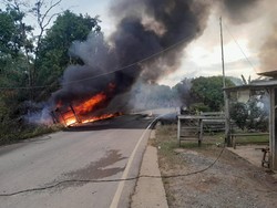 Sopir Pikap BBM Ilegal Sebabkan Truk-Rumah Terbakar Serahkan Diri