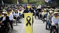 Potret Haru Korea Selatan Peringati 10 Tahun Tenggelamnya Kapal Feri Sewol