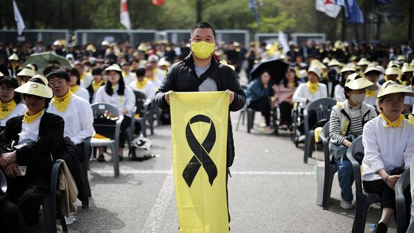Potret Haru Korea Selatan Peringati 10 Tahun Tenggelamnya Kapal Feri Sewol