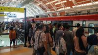 Potret LRT Jabodebek Diserbu Penumpang Saat Libur Lebaran