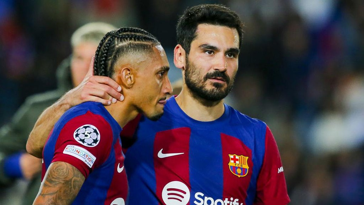 Raphinha (kiri) dan Ilkay Guendogan tampak kecewa usai Barcelona tersingkir dari Liga Champions. Foto: Anadolu via Getty Images/Anadolu