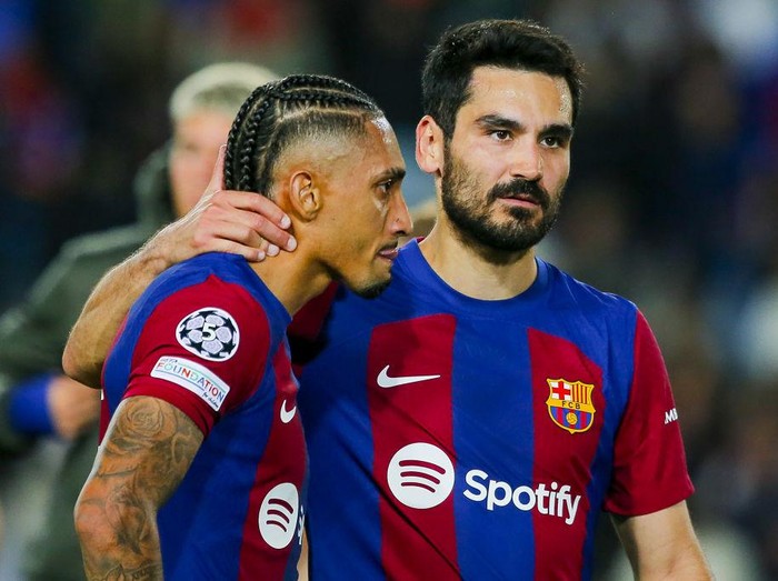 BARCELONA, SPAIN - APRIL 16: FCBarcelona players after losing the Match of the quarts of final of Champions League between FC Barcelona and Paris Saint-Germain in Barcelona at the Estadi Olimpic Lluis Companys. (Photo by Adria Puig/Anadolu via Getty Images)