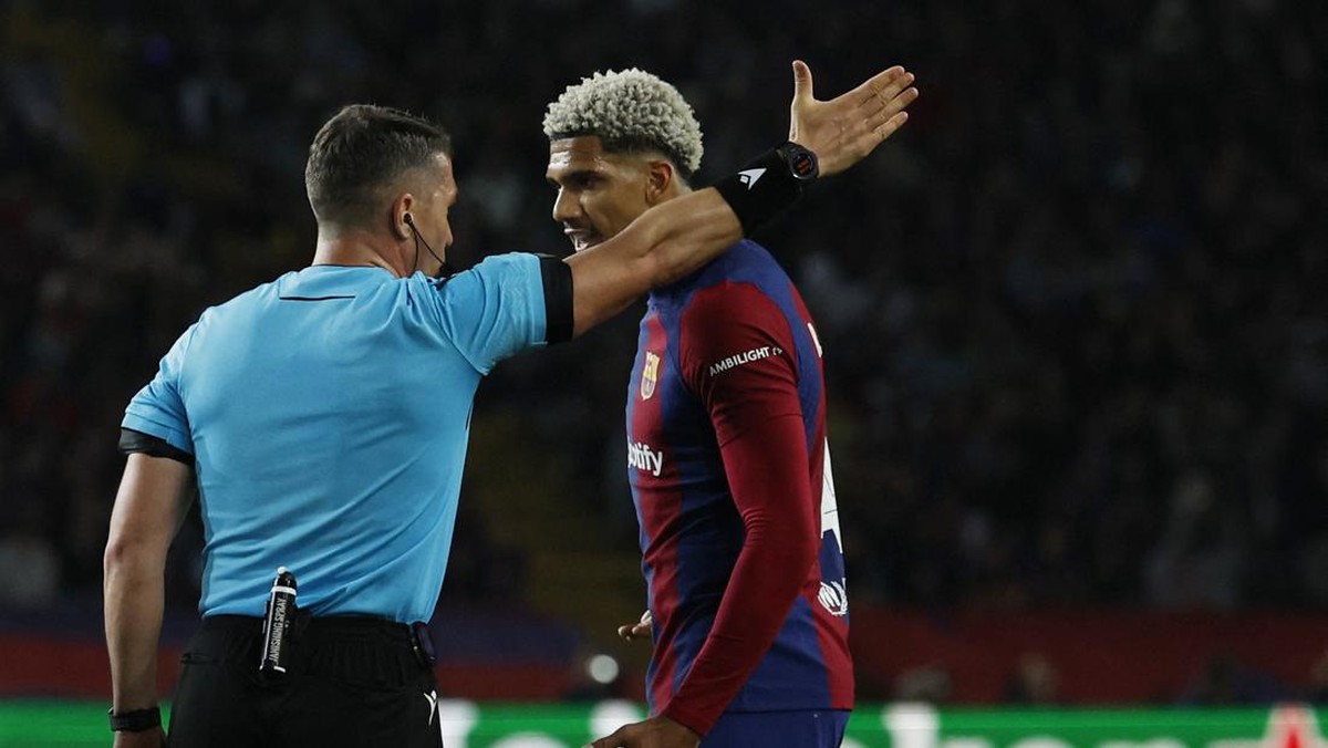 Ronald Araujo diusir wasit. (Foto: REUTERS/Albert Gea)