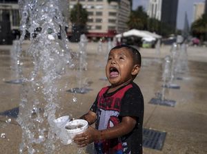 Segarnya Bermain Air Mancur Ditengah Teriknya Cuaca Meksiko