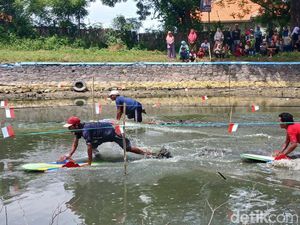Serunya Lomba Skilot Pasuruan, Tradisi Ikonik Adu Cepat Main Ski di Lumpur Serunya Lomba Skilot Pasuruan, Tradisi Ikonik Adu Cepat Main Ski di Lumpur