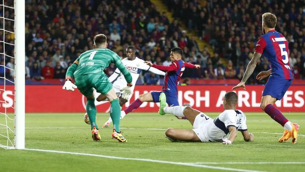 PSG's Ousmane Dembele scores his side's first goal during the Champions League quarterfinal second leg soccer match between Barcelona and Paris Saint-Germain at the Olimpic Lluis Companys stadium in Barcelona, Spain, Tuesday, April 16, 2024. (AP Photo/Joan Monfort)