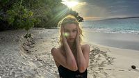 8 Gaya Model Victorias Secret Stella Maxwell Berpose di Kepulauan Mentawai