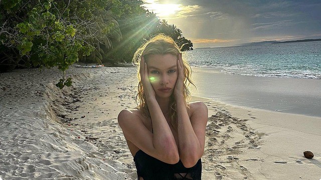 7 Gaya Melokal Model Victoria's Secret Liburan di Mentawai, Makan Pakai Daun Pisang