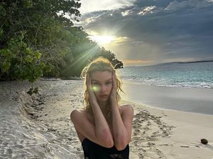 8 Gaya Model Victorias Secret Stella Maxwell Berpose di Kepulauan Mentawai 8 Gaya Model Victorias Secret Stella Maxwell Berpose di Kepulauan Mentawai