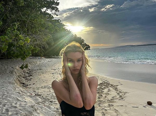 8 Gaya Model Victorias Secret Stella Maxwell Berpose di Kepulauan Mentawai