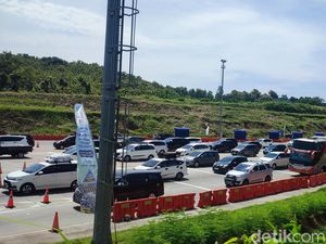 Hari Ini GT Kalikangkung Masih Ramai Pemobil Balik ke Jakarta Hari Ini GT Kalikangkung Masih Ramai Pemobil Balik ke Jakarta