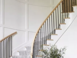 5 Pilihan Warna Tangga yang Cocok dengan Railing dari Kayu