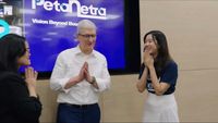 Tim Cook Disambut Heboh di Apple Developer Academy Tangerang