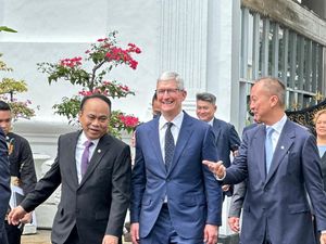 Tim Cook: Jokowi Ingin Ada Pabrik Apple di Indonesia