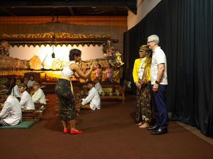CEO Apple Tim Cook Terpesona Kesenian Wayang Kulit CEO Apple Tim Cook Terpesona Kesenian Wayang Kulit