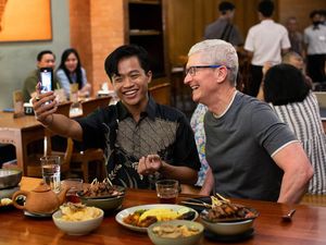 Gaya Sederhana CEO Apple di Indonesia
