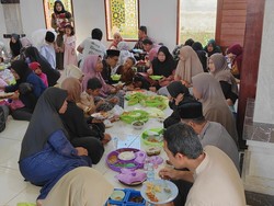 Megibung Menyama: Makan Bersama Saat Lebaran Ketupat di Kampung Angantiga