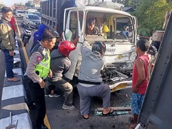 Hindari Pemotor Jatuh di Magelang, Truk Tabrak Truk hingga Sopir Terjepit