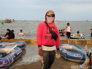Suka Duka Urip dan Perahu Karetnya di Pantai Kejawanan Cirebon Suka Duka Urip dan Perahu Karetnya di Pantai Kejawanan Cirebon