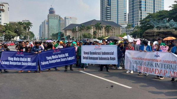 Aksi Mahasiswa Dukung Keputusan MK