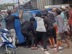 Viral Angkot Terguling Usai Ditabrak Minibus di Bogor, Sopir-Penumpang Luka