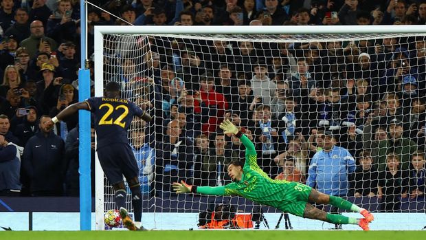 Soccer Football - Champions League - Quarter Final - Second Leg - Manchester City v Real Madrid - Etihad Stadium, Manchester, Britain - April 17, 2024 Real Madrid's Antonio Rudiger scores a penalty to win the penalty shootout REUTERS/Molly Darlington