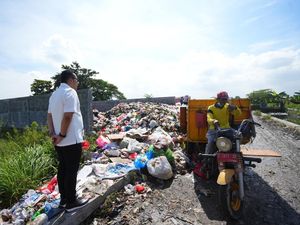Atasi Sampah di TPS Benpas, Pj Walkot Mojokerto Terjunkan 4 Alat Berat