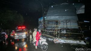 Angin Kencang di Sawangan Depok Bikin Baliho Roboh