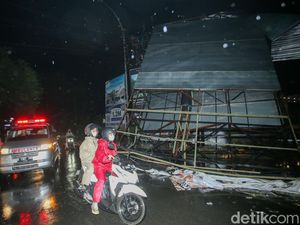 Angin Kencang di Sawangan Depok Bikin Baliho Roboh Angin Kencang di Sawangan Depok Bikin Baliho Roboh