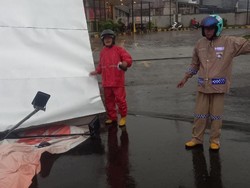 Baliho Raksasa di Depok Roboh Diterpa Angin hingga Timpa Mobil