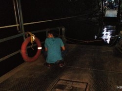 Bapak Anak Hilang Tercebur Sungai Saat Naik Perahu Tambang di Gresik