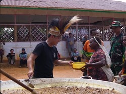 Mewek! Bobon Santoso Buktikan Orang Papua Tak Tahu Daging Sapi