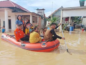 Korban Banjir Muratara Dievakuasi, Pemprov Sumsel Salurkan Bantuan
