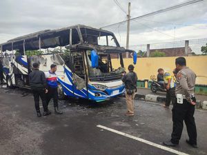 Ngeri! Bus PO Haryanto Terbakar Ludes di Jogja, Apa Sebabnya? Ngeri! Bus PO Haryanto Terbakar Ludes di Jogja, Apa Sebabnya?