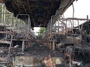Penampakan Bus PO Haryanto Hangus Terbakar di Ring Road Sleman Penampakan Bus PO Haryanto Hangus Terbakar di Ring Road Sleman