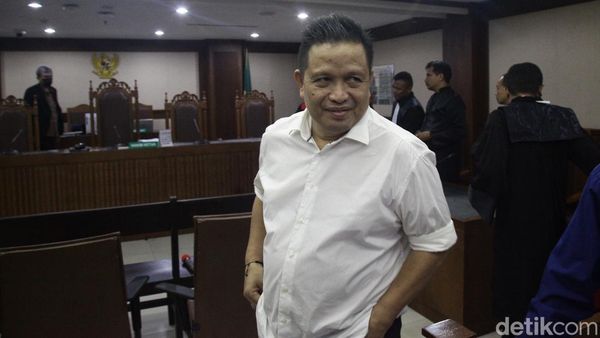 Ekspresi Eks Bupati Muna Dituntut 3 Tahun 5 Bulan Bui di Kasus Dana PEN