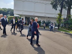 Eks PM Inggris Bantu Jokowi Pangkas Jumlah Aplikasi Layanan Publik RI