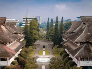 Video: Polemik Mahasiswa ITB Penerima Beasiswa UKT Diwajibkan Kerja Paruh Waktu Video: Polemik Mahasiswa ITB Penerima Beasiswa UKT Diwajibkan Kerja Paruh Waktu