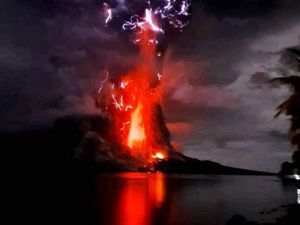 Penampakan Kilatan Petir Vulkanik saat Erupsi Gunung Ruang Penampakan Kilatan Petir Vulkanik saat Erupsi Gunung Ruang