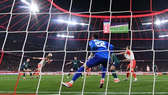 Joshua Kimmich Soccer Football - Champions League - Quarter Final - Second Leg - Bayern Munich v Arsenal - Allianz Arena, Munich, Germany - April 17, 2024 Bayern Munich's Joshua Kimmich scores their first goal past Arsenal's David Raya REUTERS/Angelika Warmuth